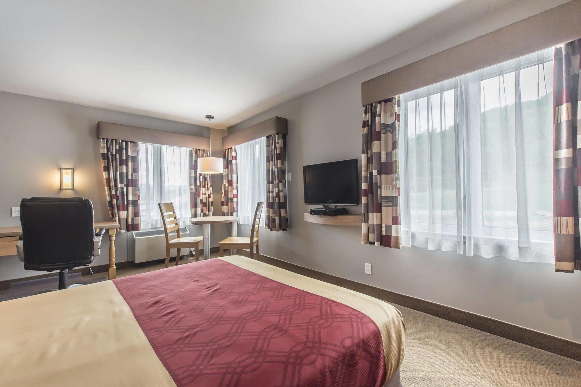 Econo Lodge La Malbaie Exteriör bild